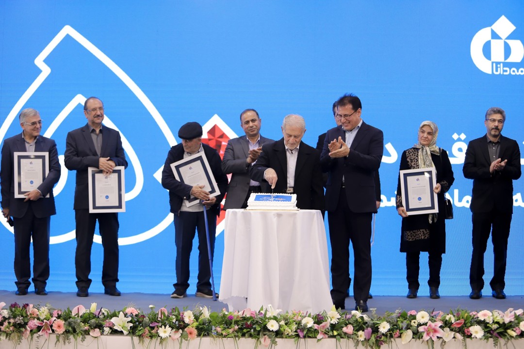 تمام اهالي خانواده صنعت بيمه در يك قاب براي جشن سالگرد تاسيس بيمه دانا جمع شدند تمام اهالي خانواده صنعت بيمه در يك قاب براي جشن سالگرد تاسيس بيمه دانا جمع شدند